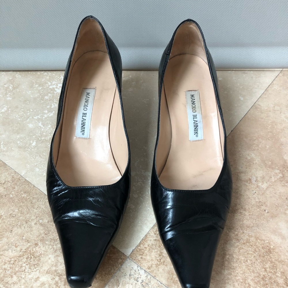 MANOLO BLAHNIK:  BLACK LEATHER PUMPS- 10.5 US